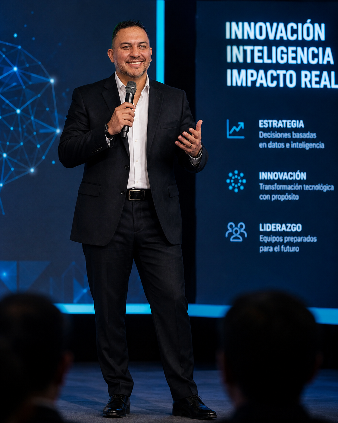 Helcias Quintana dictando conferencia de inteligencia artificial y liderazgo empresarial.